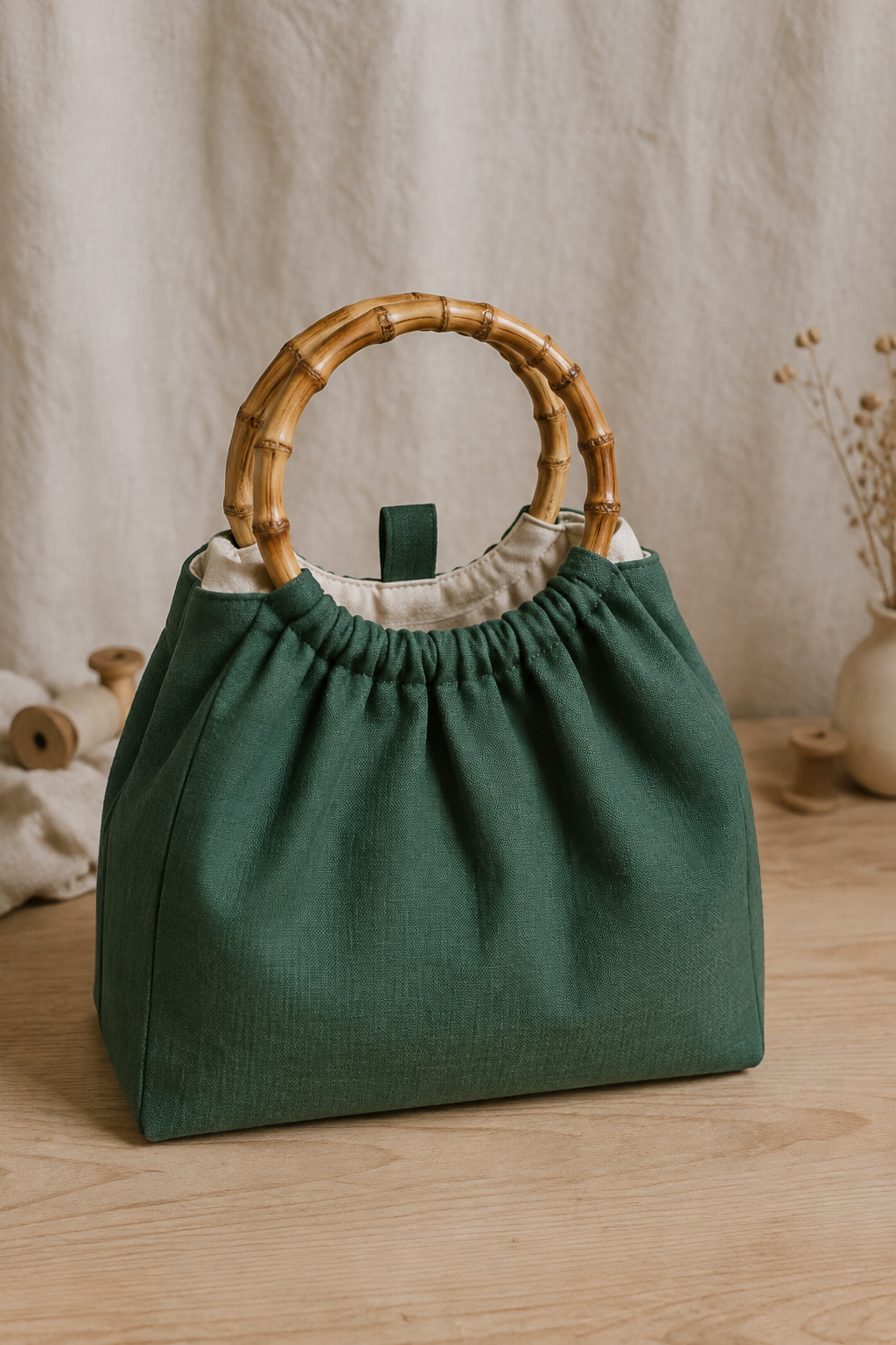 Bolsa verde com alça de bambu